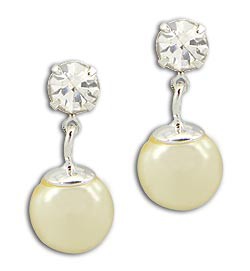 Brinco folheado a prata, contendo uma pérola sintética de 10 mm e pedra de strass.R$ 14,00