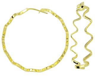Brinco de argola folheado a ouro, feito de fio laminado em zigue-zague.R$14,50