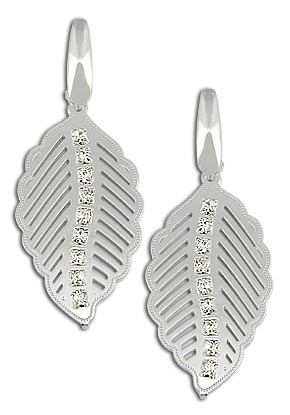 Brinco folheado a prata com o formato de uma folha contendo nove pedras de strass no meio.R$ 29,00