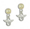Brinco folheado a prata contendo meia pérola e pedra de strass pendurada.