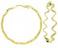 Brinco de argola folheado a ouro, feito de fio laminado em zigue-zague.R$14,50