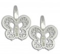 Brinco folheado a prata contendo uma borboleta vasada com três pedras de strass no meio.R$ 26,00